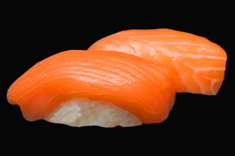 Нігірі з копченим лососем